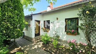 Charmantes älteres Haus mit Potential auf traumhaft idyllischem Grundstück in bester Lage