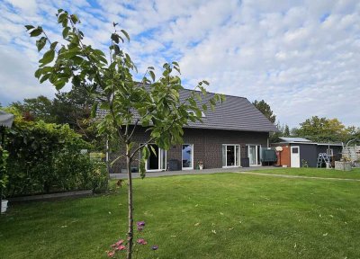 Neuwertiges Einfamilienhaus mit Einliegerwohnung und vielfältigen Möglichkeiten ...