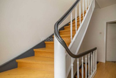 Großzügiges, modernisiertes Wohnhaus mit 2 Einheiten / 2 Loggien + Garten / 2 Garagen + Stellplätze