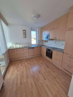 Helle 3-Zimmer-Wohnung mit verglaster Loggia, Klimaanlage, Carport und mehr