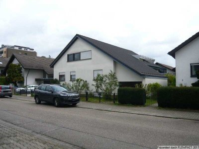 Stutensee-Blankenloch - Großes Zweifamilienhaus mit einer freien Wohnung