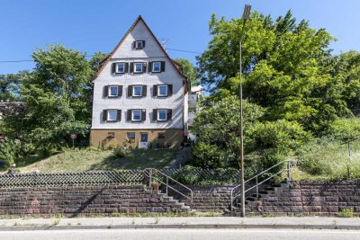 Helle 3-Zimmer-Wohnung im DG mit Balkon in Hanglage
