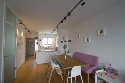 FRIEDRICHSDORF: Modernes Reihenmittelhaus mit Garten und Dachterrasse in ruhigem Wohngebiet!