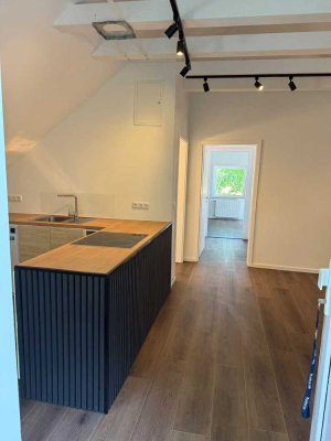 Erstbezug nach Sanierung: 3-Zi.-Dachgeschosswohnung mit Balkon in München-Moosach