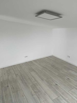 Moderne 3-Zimmer-Wohnung mit Dachterrasse, Einbauküche & Stellplatz – jetzt mieten!