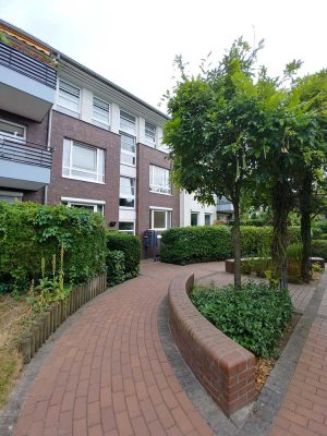 Renoviertes Dachgeschoss mit Blick auf wunderschöne Gartenanlage - Sofort bezugsfrei