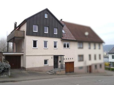Zweifamilienhaus mit 2 Garagen und großem Garten in Deizisau