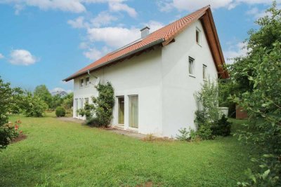 Gepflegtes 2-Familienhaus mit 5 Stellplätzen und großem Garten