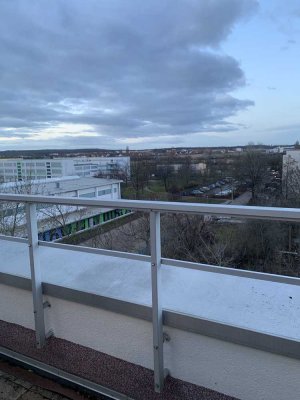 Über den Dächern von Halle: 4-Zimmer-Maisonette-Wohnung mit Dachterrasse und Einbauküche