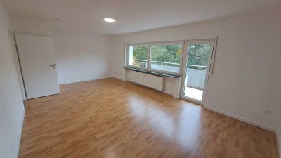 ERSTBEZUG NACH RENOVIERUNG! 3 Zi. WHG. mit EBK., Balkon, Garage, Parkett und Parkblick