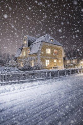 Traumhafte Altbauvilla mit Einliegerwohnung und großem Garten in Badennähe