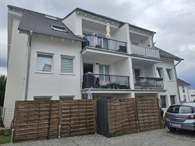 Moderne gepflegte Dachgeschoßwohnung mit EBK und zwei Stellplätzen