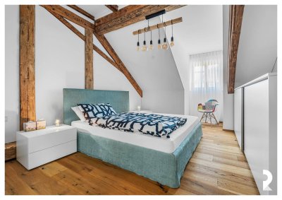 EXKLUSIVE DACHGESCHOSSWOHNUNG MIT BALKON &amp; BLICK AUF DIE SCHATTENBURG