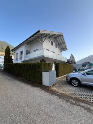 Einfamilienhaus mit Einliegerwohnung und Garagen mit Lagerfläche Kleinwalsertal Vorarlberg