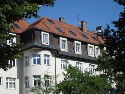Frisch sanierte 2-Zimmer-Altbauwohnung in historischem Mehrfamilienhaus mit Gaststätte