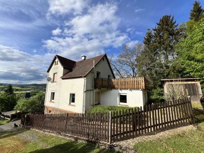 Freistehendes Haus mit 155 m² Wohnfläche, großem Grundstück, Garage und Stellplätzen