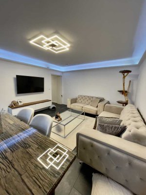 Geschmackvolle Wohnung mit zwei Zimmern sowie Balkon, Stellplatz und Einbauküche in Aalen