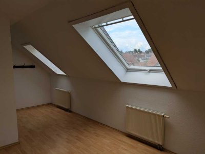 3 Zimmer DG-Wohnung mit Einbauküche