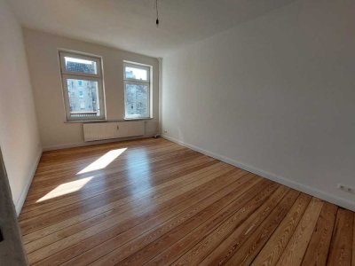 Erstbezug nach Kernsanierung: Helle 3-Zimmer-Altbauwohnung mit großer Wohnküche & 2 Balkonen