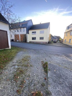 Zweifamilienhaus mit Garagen und großer Scheune