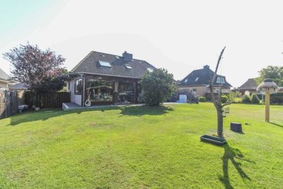 Auch für Mehrgenerationen: Einfamilienhaus mit ELW nur ca.2 km vom Ostseestrand entfernt