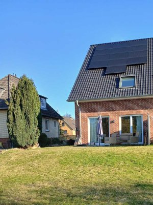 Start in den Sommer im neuen Zuhause/energieeffizientes A+ Haus im Grünen