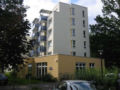 Seniorengerechte 1-Zimmer- Wohnung, 45m², barrierefreier Hauszugang, Balkon, Aufzug, bodengl. Dusche