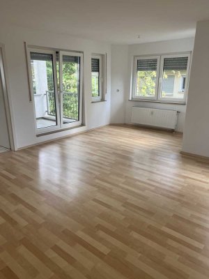 Exklusive, modernisierte 2,5-Zimmer-Wohnung mit Balkon EBK und Loggia in Leonberg