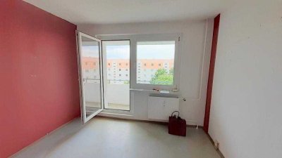 Ab sofort frei: Preiswerte und renovierungsbedürftige 2-Zimmer-Wohnung im 4.OG mit Balkon