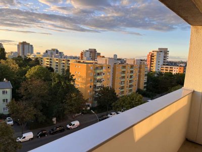 Sehr helle und schöne 1 - Zimmer-Wohnung mit Einbauküche und Balkon in Berlin Spandau