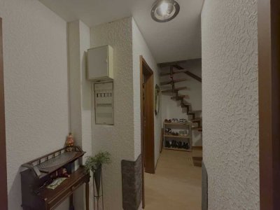 Schöne und modernisierte 3-Zimmer-Maisonette-Wohnung mit Balkon in Krefeld