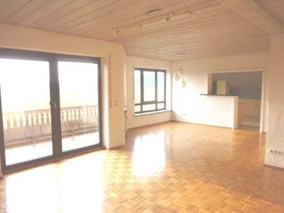 Ansprechende 4,5-Zimmer-Wohnung mit gehobener Innenausstattung mit Balkon und EBK in Gundelsheim