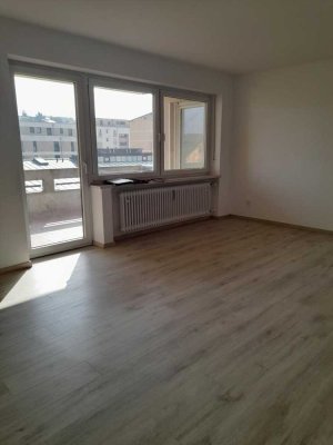 komplett neu sanierte 3-4-Zimmer-Wohnung mit Süd-Loggia und Garage in Lappersdorf