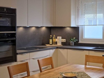 Herrliche Lage im Weiherfeld mit großer Garage, Stellplatz und sofort bezugsfrei