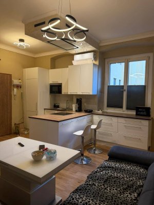 Luxus 4-Zimmer-Wohnung im 17. Bezirk ab 15. Juli. Komplett kernsaniert &amp; vollmöbliert inklusive Tischlerküche, Klima, Samsung TV und hochwertigen Möbeln. Nur 599 € Miete.