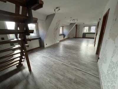Geräumige 4,5-Zimmer-Maisonettwohnung mit Garten sowie Garage