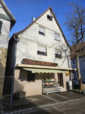 Mehrfamilienhaus mit zwei Wohnungen und Laden