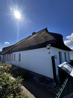 Wohnjuwel mit Reetdach, Wintergarten & Gartenoase in 1A-Lage