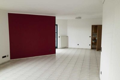 Hübsche 4-Zi-DG-Wohnung mit EBK und großem Sonnen-Balkon in Elz