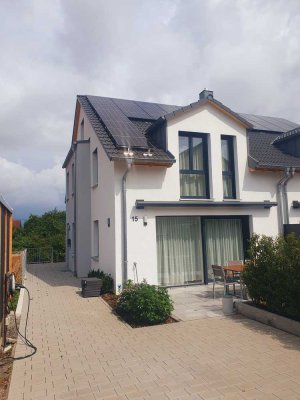 Moderne Doppelhaushälfte (Baujahr 2023) mit gehobener Innenausstattung (u. a. Sauna) und Garten