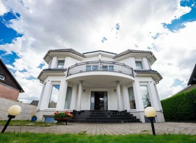 ++ Rarität: Exklusive Stadtvilla in familiärer Wohnsiedlung - provisionsfrei ++