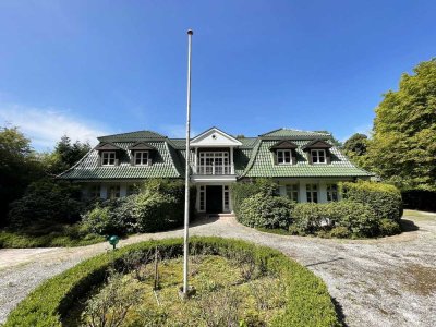 Klassische Eleganz: Villa auf einem parkähnlichen Grundstück im grünen Stadtteil Hamburg – Ohlstedt