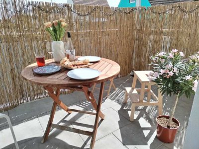 Gemütliche, top sanierte neuwertige 2,5 ZKB EG mit Terrasse
