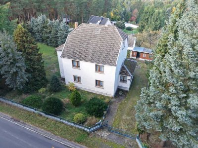 Wohnen im Grünen mit guter Infrastruktur - großes EFH mit Sanierungsbedarf sucht neue Eigentümer