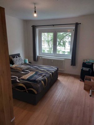 UNTERMIETEN (5-6 Monate): Möblierte 2-Zimmer-Wohnung mit Balkon in der Nähe des Stadtzentrums