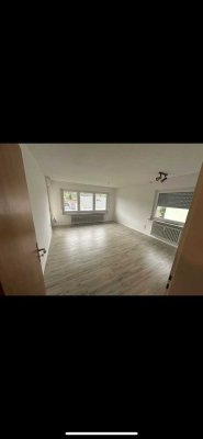 Geschmackvolle Wohnung mit vier Zimmern sowie Balkon und EBK in Weinstadt
