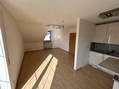 Helle 2-Zimmer-Dachgeschosswohnung mit Balkon, Einbauküche und Tiefgaragenstellplatz