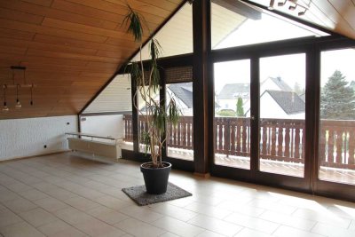 Helle Dachgeschosswohnung mit Balkon