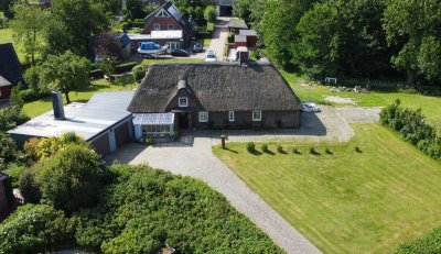 Charmantes Reetdachhaus in idyllischer Lage auf der Halbinsel Eiderstedt mit potenziellem Bauland