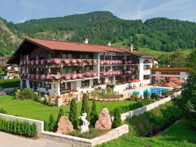 Reit im Winkl - Wohnungen mit Pool und Wellnessbereich in zentraler, sonniger Lage mit Bergblick